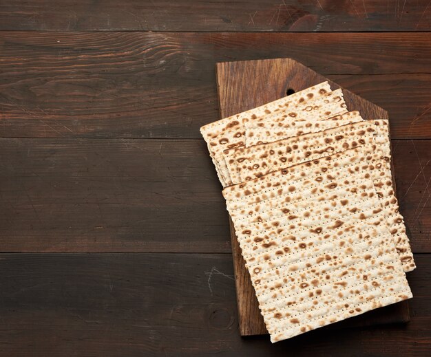 Zdjęcie sterta piec kwadratowy matzo na brown drewnianej przestrzeni, odgórny widok