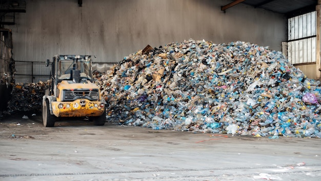 Sterta plastikowych śmieci w sortowni odpadów