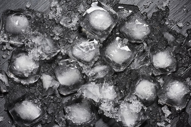 Sterta pokruszonych, topniejących kostek lodu