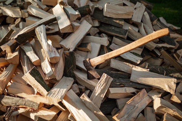 Zdjęcie sterta posiekanego drewna opałowego do pieca rolnictwo