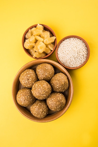 Sterta ręcznie robionego Tilgul Laddu lub Til Gul Laddoo zrobione z jaggery lub gud i nasion sezamu na festiwal Makar Sankranti, podawane w misce. wybrane skupienie