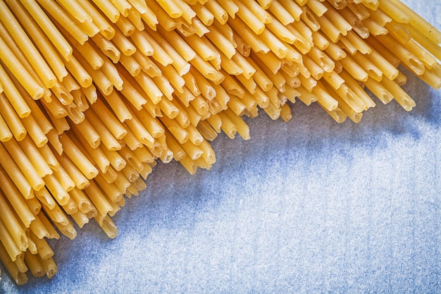 Sterta spaghetti na niebieskim tle koncepcji jedzenia i picia