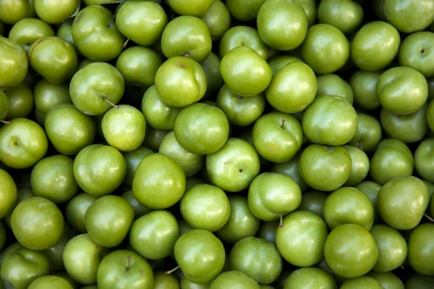 Sterta świeżych organicznych zielonych śliwek, greengage, na A Street Market W Stambule w Turcji