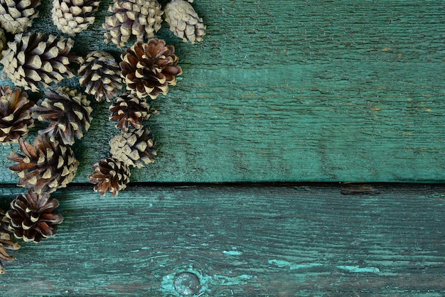 Sterta szyszek sosnowych na tle starych drewnianych desek Zima i nowy rok tło przyjazne dla środowiska