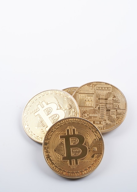 Sterta złotych bitcoinów na białym tle z bliska z miejsca na kopię