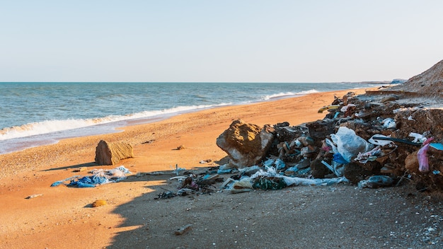 Sterty śmieci na plaży, zanieczyszczenie środowiska