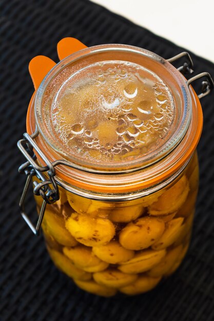 Zdjęcie sterylizowane śliwki mirabelle, domowe owoce w syropie na zimę, zachowują składniki odżywcze