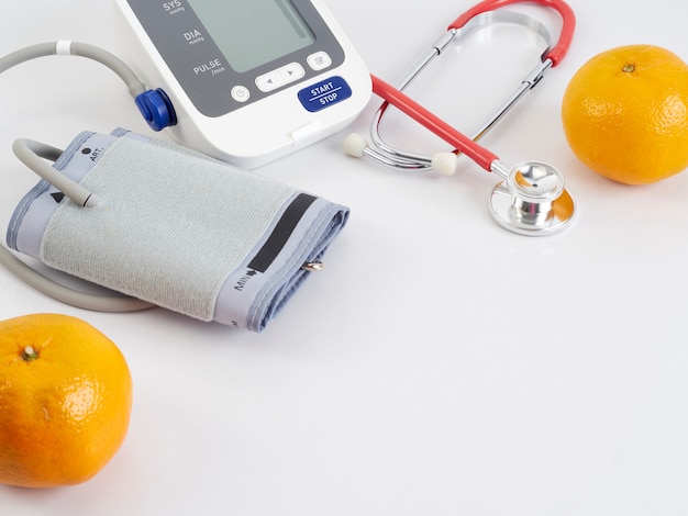 Stetoskop i automatyczny monitor ciśnienia krwi z pomarańczami