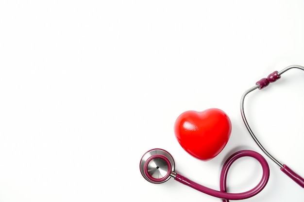 Stetoskop i czerwone serce na białym tlePielęgnacja serca