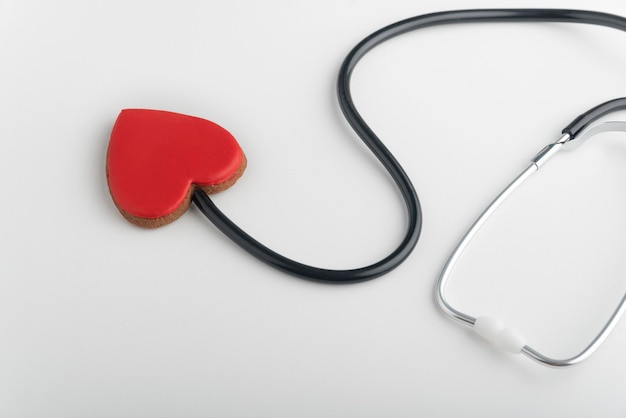 Stetoskop i czerwone serce Podążaj za swoim sercem Białe tło