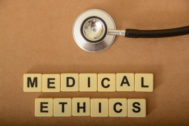 Stetoskop i litery alfabetu z tekstem Etyka medyczna