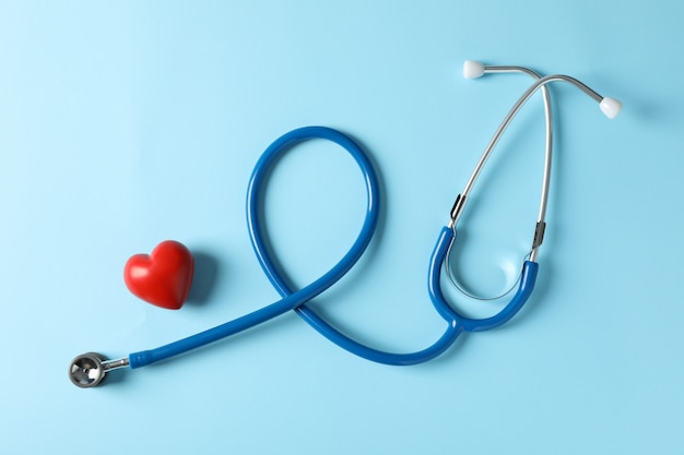 Stetoskop i serce na błękitnym tle, odgórny widok