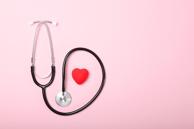 Stetoskop i serce na drewnianym tle medycyna zdrowotna