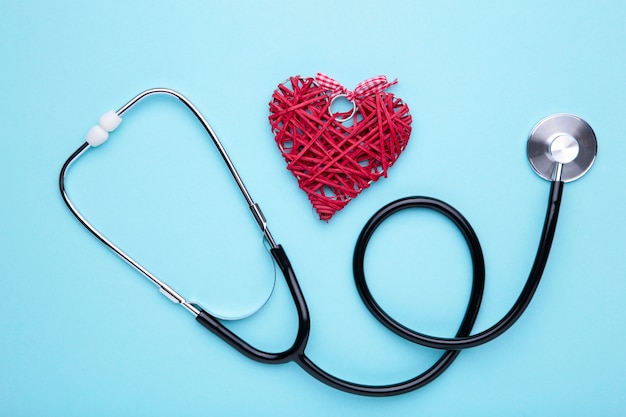 Stetoskop i serce na niebiesko