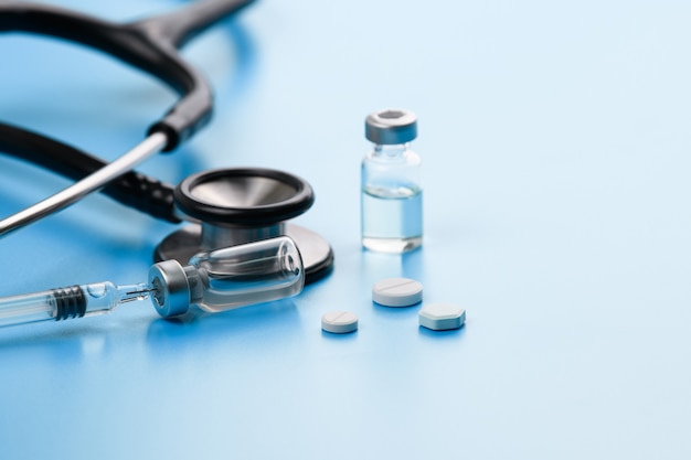 Stetoskop I Zastrzyk Na Błękitnym Tle, Medycynie I Leku Pojęciu