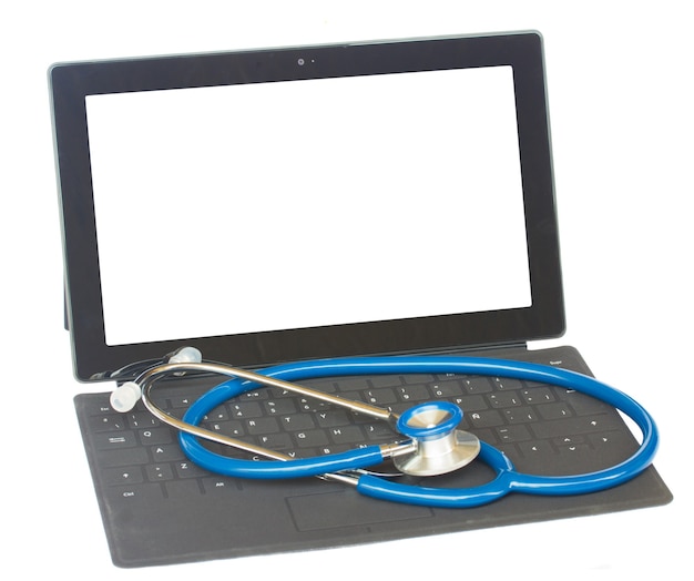 Stetoskop na czarnej nowoczesnej klawiaturze laptopa z kopią miejsca na ekranie
