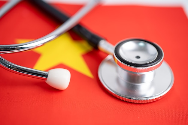 Stetoskop na flagę Chin, sprawdź problem koncepcji biznesu i finansów.