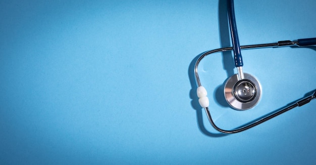 Stetoskop na niebieskim tle Narzędzie medyczne