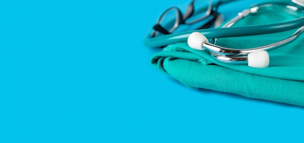 Stetoskop na zielonym suknem w sali operacyjnej