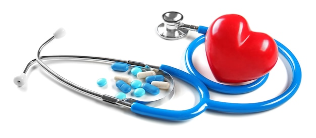 Stetoskop, tabletki i serce, na białym tle