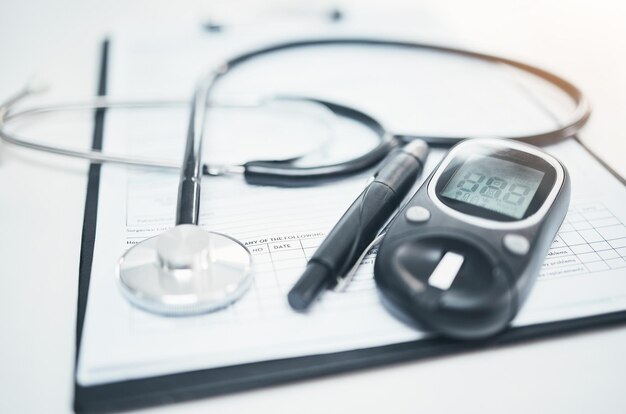Stetoskopowy sprzęt medyczny i diabetologiczny ze schowkiem na dokumenty listy kontrolnej lub opiekę zdrowotną Badania medyczne i informacje z dokumentacją do analizy ubezpieczenia na życie lub konsultacji
