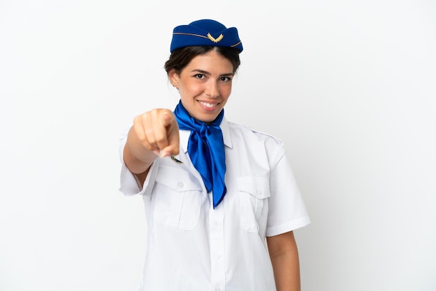 Stewardesa samolotu kaukaska kobieta na białym tle wskazuje palcem na ciebie z pewnym siebie wyrazem twarzy