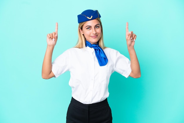 Stewardesa samolotu Urugwajska kobieta na białym tle na niebieskim tle wskazująca świetny pomysł