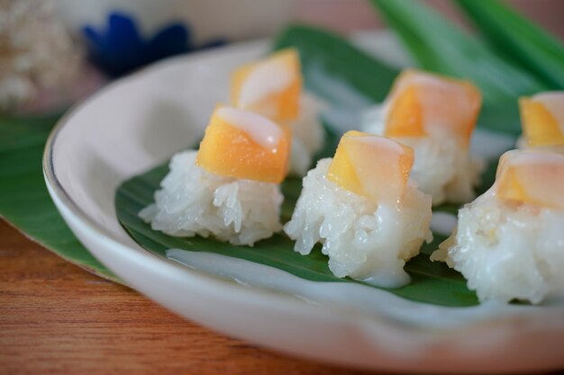 Sticky Rice z Dojrzałym Mango w Mleku Kokosowym Autentyczne tajskie desery na drewnianym stole