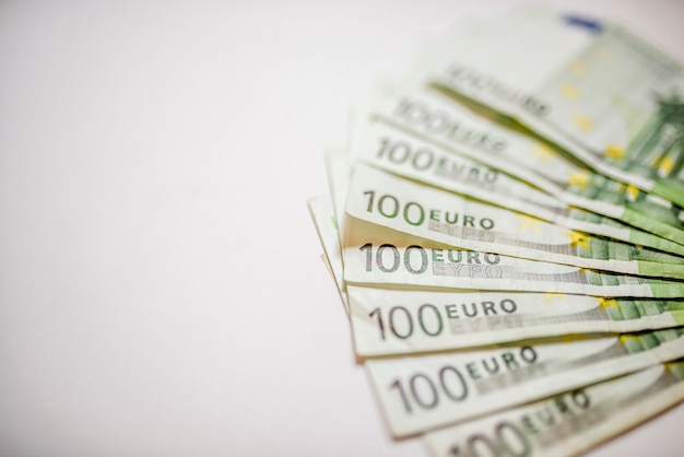 Zdjęcie sto banknotów euro gotowych do zapłaty.