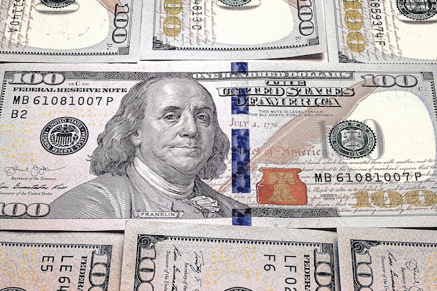 Sto dolarów amerykańskich w tle Wiele rachunków Banknoty w dolarach amerykańskich Tekstura pieniędzy