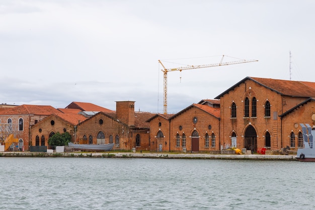 Stocznie przemysłowe (Arsenale di Venezia) we Włoszech, Wenecja. Dźwigi załadunkowe i doki.