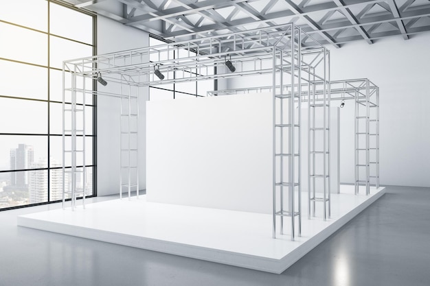 Stoisko wystawowe w kolorze białym z metalową konstrukcją oświetleniową