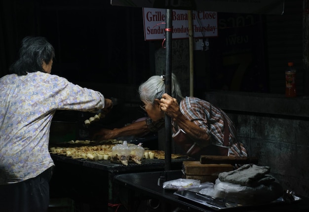 Stoisko z pieczonymi bananami z tradycyjnego rynku żywności i bazaru w Tajlandii