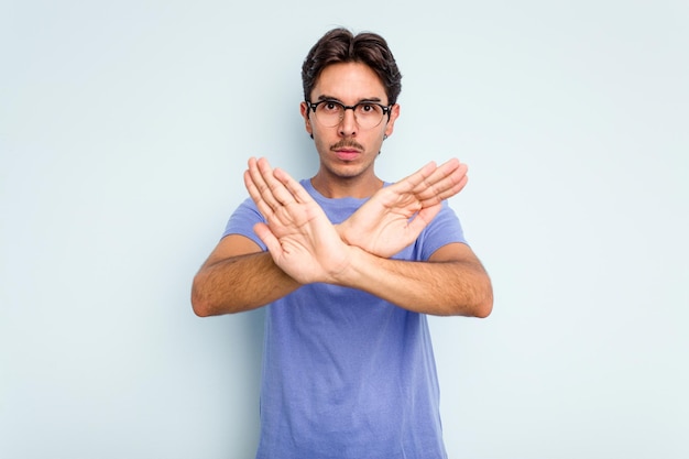 Zdjęcie stojąc z wyciągniętą ręką pokazując znak stop uniemożliwiający ci