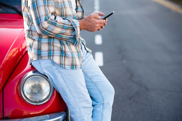 Stojący Nierozpoznawalny Mężczyzna Korzystający Z Telefonu Na Zewnątrz Nierozpoznawalni Ludzie Z Telefonem Komórkowym Rozmawiający Lub Wysyłający Sms-y Z Samochodem Nowoczesny Styl życia Z Wszędzie Połączeniem Roamingowym