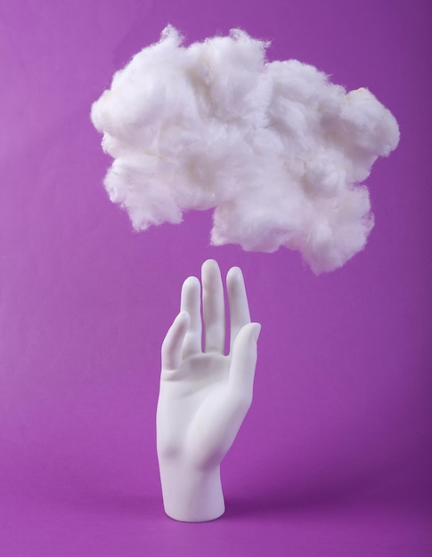 Stojak ręka z chmurą na fioletowym tle Kreatywny pomysł Minimalna koncepcja