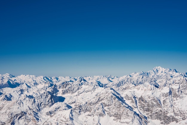 Stok narciarski i pokryte śniegiem zimowe góry Matterhorn to góra w Alpach Pennińskich