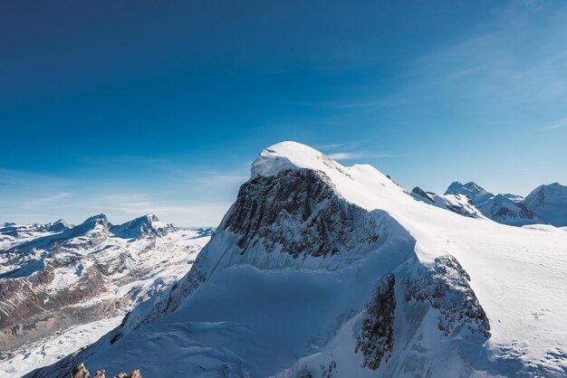 Stok narciarski i pokryte śniegiem zimowe góry Matterhorn to góra w Alpach Pennińskich