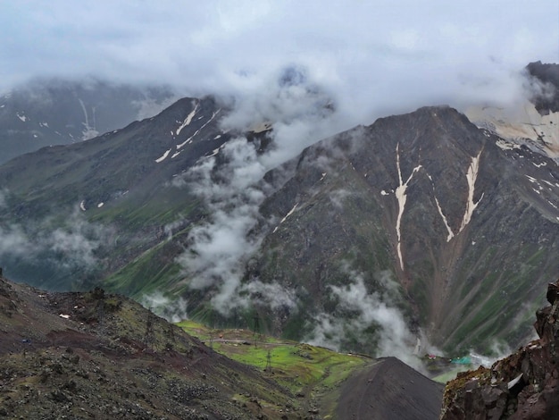 Stoki górskie regionu Elbrus ze śniegiem, lodowcami i chmurami. region Elbrus,