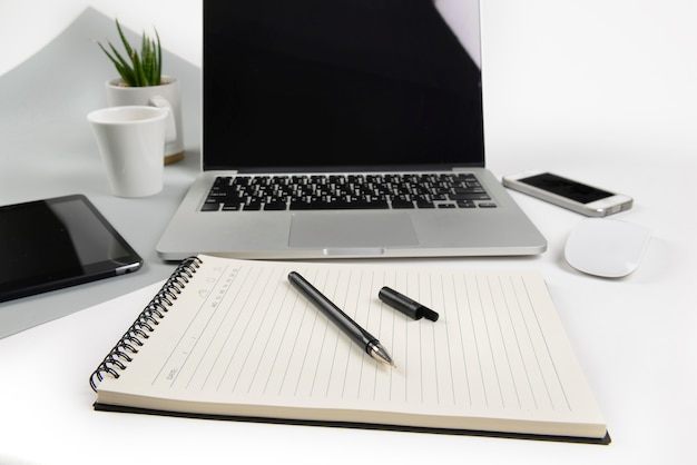 Stół Biurowy Z Laptopem, Notebookiem, Cyfrowym Tabletem I Smartfonem Na Dwóch Ba Tonowych