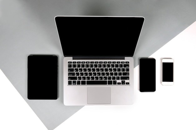 Stół biurowy z laptopem, notebookiem, cyfrowym tabletem i telefonem komórkowym na dwóch tonach b