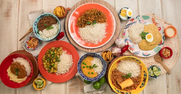 Stół bufetowy z jedzeniem peruwiańskim Różne potrawy wyśmienita kuchnia Peru tradycyjne