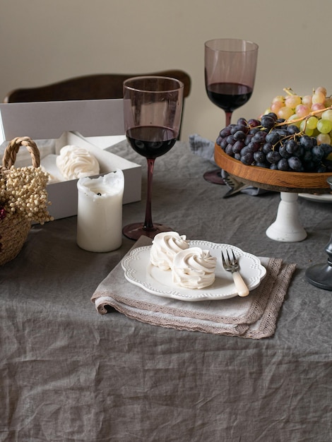 Stół deserowy na przyjęcie Słodycze i owoce Koncepcja martwej natury Pionowo