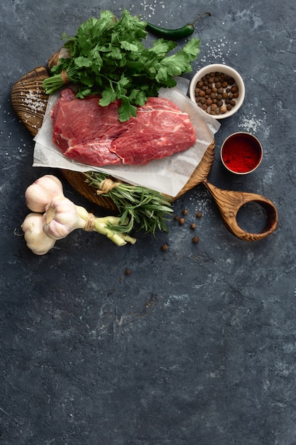 Stół do gotowania z mięsem wołowym, warzywami, przyprawami i ziołami. Menu żywności