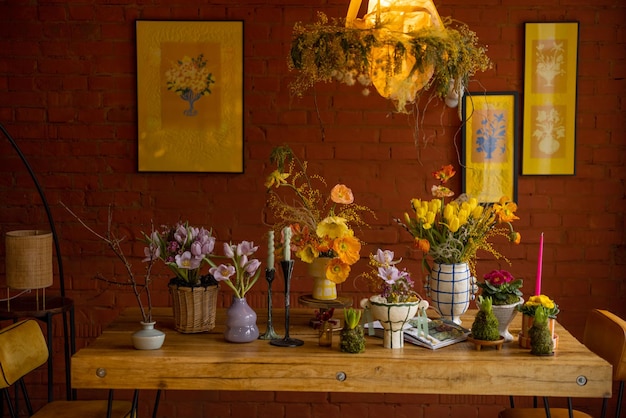 Stół do jadalni ozdobiony kwiatami