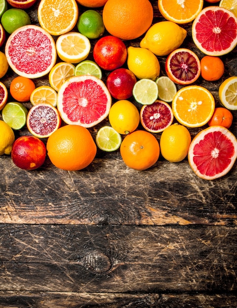 Stół do owoców cytrusowych. Świeże owoce cytrusowe - cytryny, pomarańcze, limonki, grejpfruty.