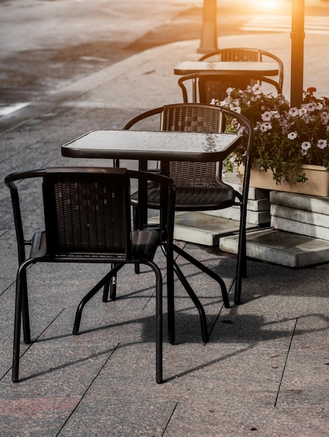 Stół i krzesła w kawiarni na chodniku