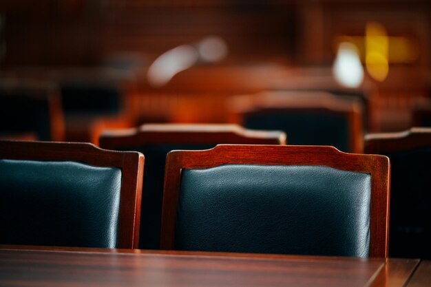 Stół i krzesło na sali sądowej