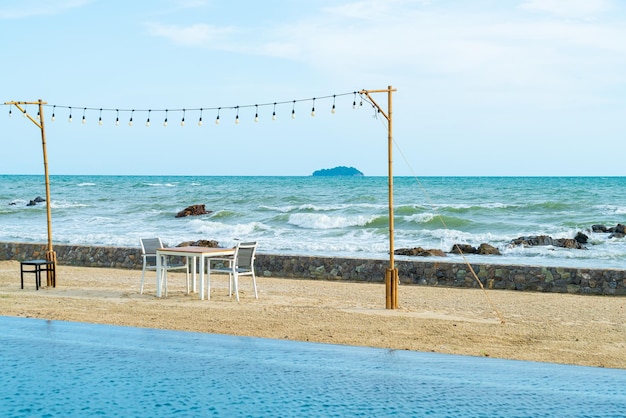 Stół jadalny i krzesło na plaży z morskim tłem