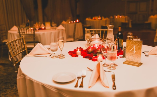 Stół nakryty na przyjęcie weselne ze świecami i świecami